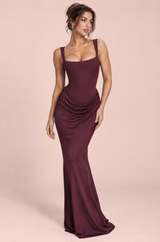 Robe longue magenta froncée à encolure carrée