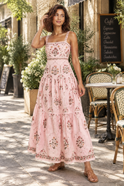 Robe longue rose fleurie à volants | Photo lifestyle | Lounelle Paris