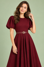 Robe midi bordeaux à col montant et manches bouffantes | Vue rapprochée | Lounelle Paris