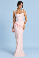 Robe longue rose froncée à encolure carrée