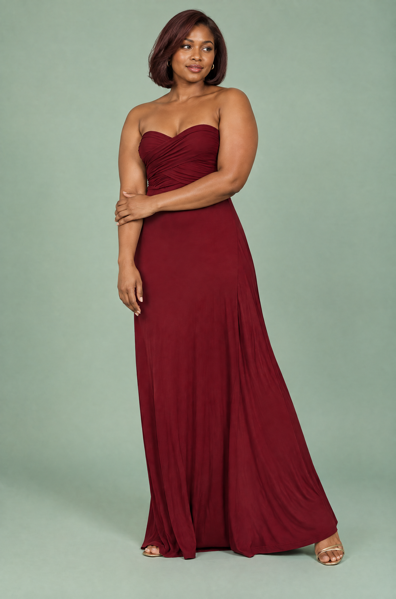 Robe longue portefeuille bordeaux à col américain avec détail doré | Porté sur une silhouette plus ronde | Lounelle Paris