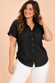 Chemise noire à manches courtes et col classique | Porté sur une autre silhouette | Lounelle Paris