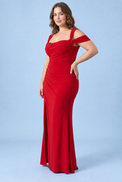 Robe longue rouge drapée portefeuille à encolure carrée | Porté sur une silhouette plus ronde | Lounelle Paris