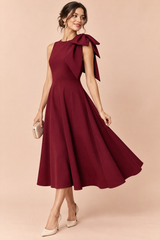 Robe midi bordeaux à encolure asymétrique et manche à nœud