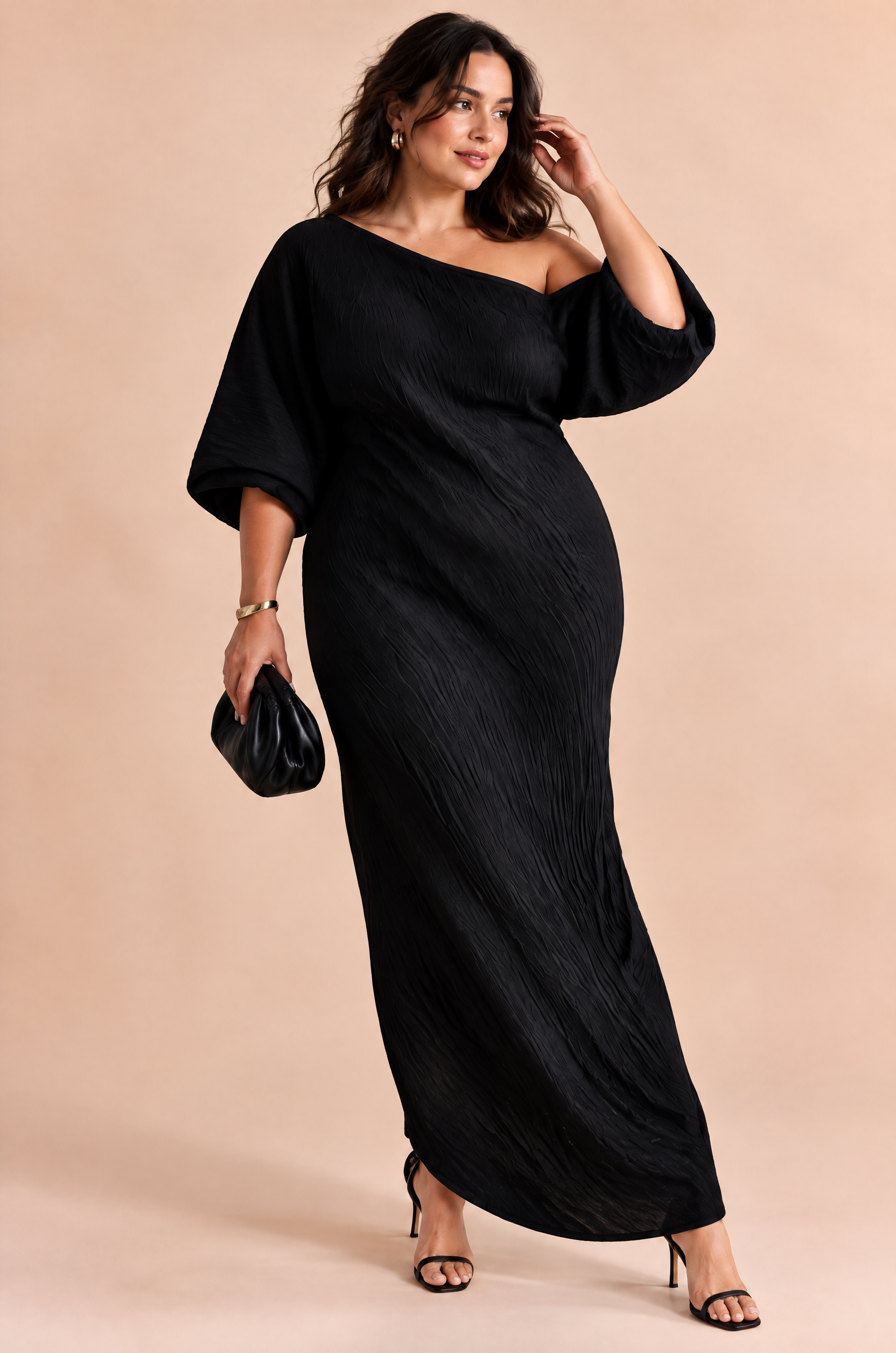 Robe asymétrique noire à épaule dénudée | Porté sur une silhouette plus ronde | Lounelle Paris