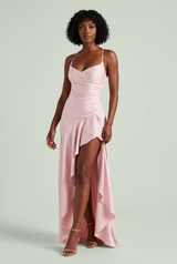 Robe longue satinée rose à dos lacé et jupe asymétrique à volants