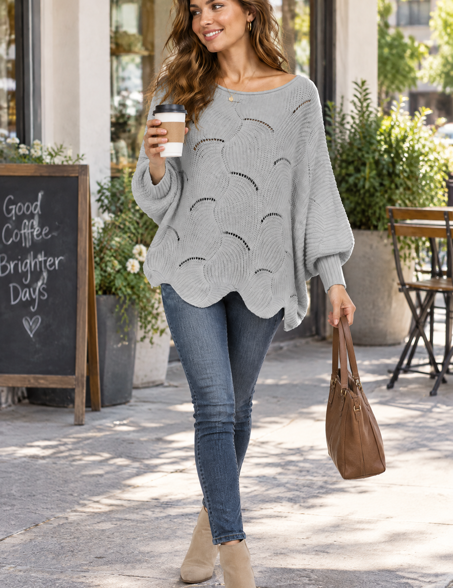 Pull gris oversize ajouré à col bateau | Photo lifestyle | Lounelle Paris