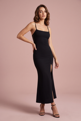 Robe noire fendue avec dos en dentelle