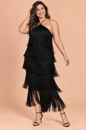 Robe longue noire dos nu à franges superposées | Porté sur une silhouette plus ronde | Lounelle Paris