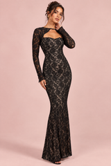 Robe longue en dentelle noire à décolleté cœur