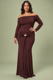Robe longue bordeaux asymétrique à fronces et drapé | Porté sur une silhouette plus ronde | Lounelle Paris