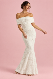 Robe longue blanche en dentelle à encolure Bardot | Vue en mouvement | Lounelle Paris