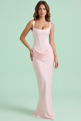 Robe longue rose froncée à encolure carrée