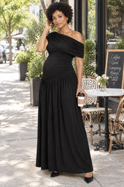 Robe longue de grossesse noire à encolure asymétrique et taille basse | Photo lifestyle | Lounelle Paris