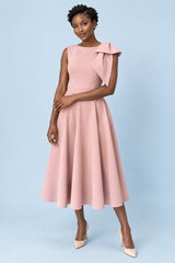 Robe midi rose à encolure asymétrique et manche à nœud