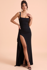 Robe longue noire à encolure carrée, dos plongeant et fente latérale sur la cuisse