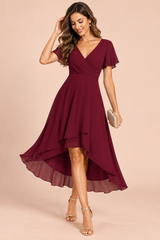 Robe bordeaux à manches volantées et ourlet asymétrique