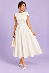 Robe midi blanche à encolure asymétrique et manche à nœud
