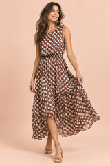 Robe longue marron café à pois avec col montant et détails drapés