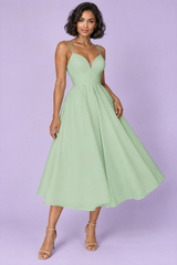 Robe midi verte à fines bretelles et jupe ample