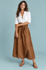 Ensemble chemise et jupe longue marron à taille nouée