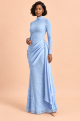 Robe longue moulante en dentelle bleu ciel à col montant et jupe drapée