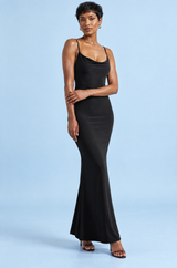 Robe longue noire à fines bretelles et dos nu en dentelle