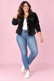 Veste-chemise noire à poches utilitaires | Porté sur une silhouette plus ronde | Lounelle Paris
