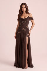Robe marron à découpes et col bénitier