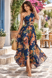 Robe bleue fleurie à une épaule | Photo lifestyle | Lounelle Paris