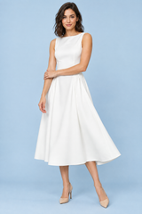 Robe blanche à encolure bateau et coupe trapèze