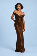 Robe longue satinée marron moulante à épaules dénudées et fronces