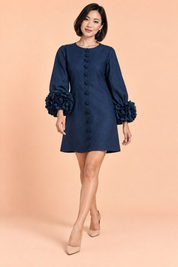 Robe droite bleu marine à manches bouffantes et poignets à volants | Vue en mouvement | Lounelle Paris