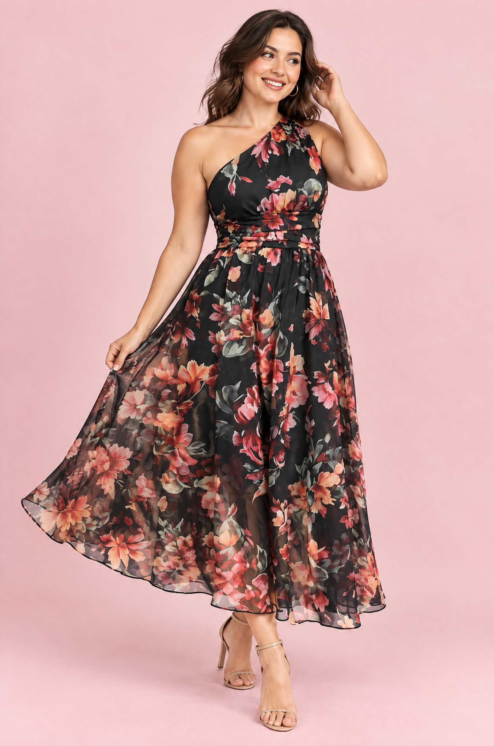 Robe longue fleurie noire à une épaule, coupe trapèze | Porté sur une autre silhouette | Lounelle Paris