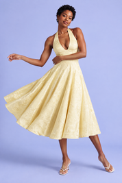 Robe midi jaune en dentelle à décolleté plongeant | Vue en mouvement | Lounelle Paris