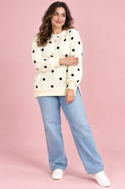 Sweat-shirt oversize écru à pois | Porté sur une silhouette plus ronde | Lounelle Paris