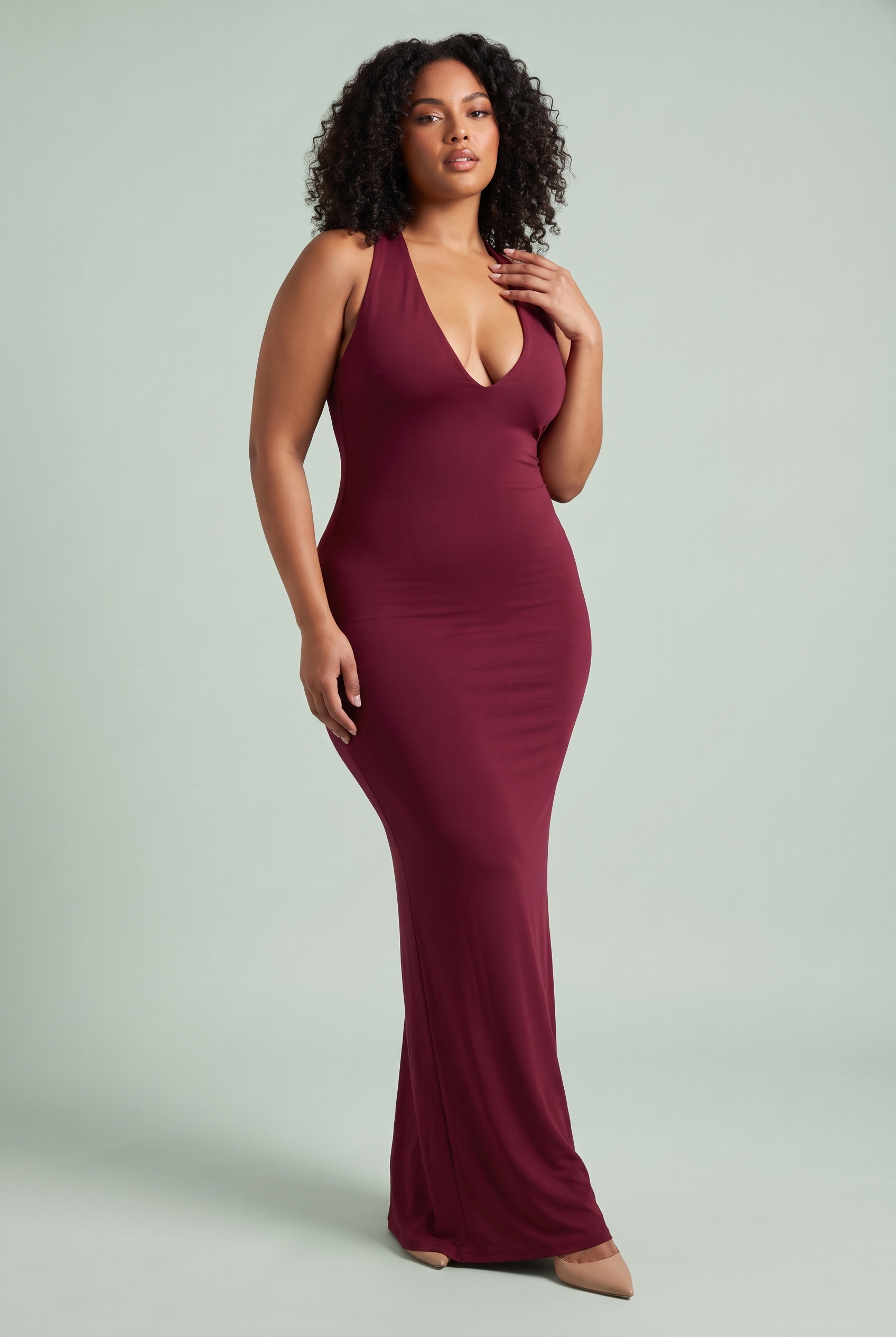 Robe longue bordeaux à décolleté plongeant avec gants | Porté sur une autre silhouette | Lounelle Paris