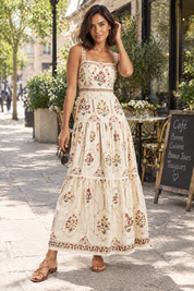 Robe longue écrue fleurie à volants | Photo lifestyle | Lounelle Paris