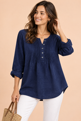 Blouse bleu marine en coton à col rond et patte de boutonnage plissée