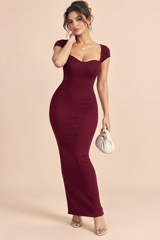 Robe midi bordeaux à encolure découpée, épaules dénudées et manches courtes