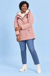 Parka rose oversize à capuche | Porté sur une silhouette plus ronde | Lounelle Paris