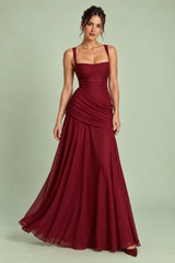 Robe longue bordeaux froncée à encolure carrée et coupe évasée