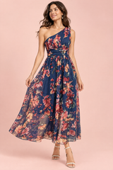 Robe longue fleurie bleue à une épaule, coupe trapèze