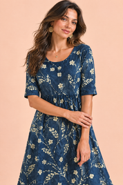 Robe midi trapèze à motif floral bleu marine | Vue rapprochée | Lounelle Paris