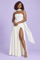 Robe longue blanche à encolure asymétrique