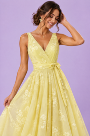 Robe midi fleurie jaune à la coupe patineuse | Vue rapprochée | Lounelle Paris