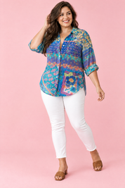 Chemise longue fleurie bleue à col | Porté sur une autre silhouette | Lounelle Paris