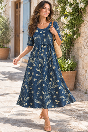 Robe midi trapèze à motif floral bleu marine | Photo lifestyle | Lounelle Paris