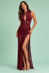Robe longue bordeaux moulante en dentelle transparente à col rond et fente latérale
