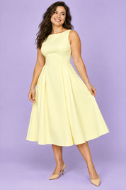 Robe jaune clair à encolure bateau et coupe trapèze | Porté sur une autre silhouette | Lounelle Paris